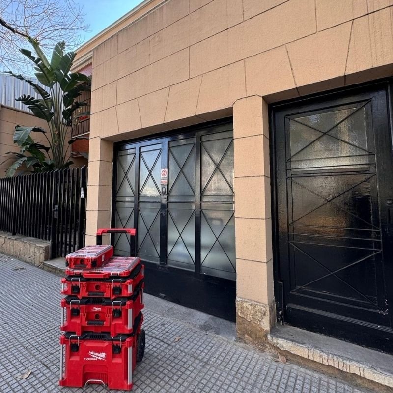 Se trabó y no abre — Modificación y arreglos generales en portón levadizo. Cambio de poleas y lingas, y ajustes generales para mejorar el desplazamiento y evitar trabas. Trabajo realizado por HERREELEC.